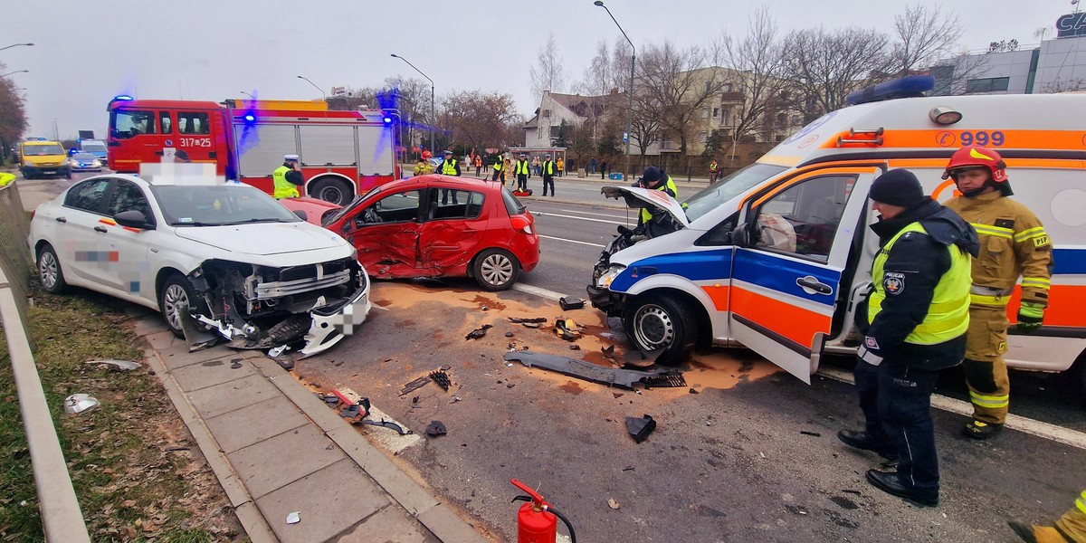 Wypadek z udziałem karetki na warszawskim Ursynowie. 