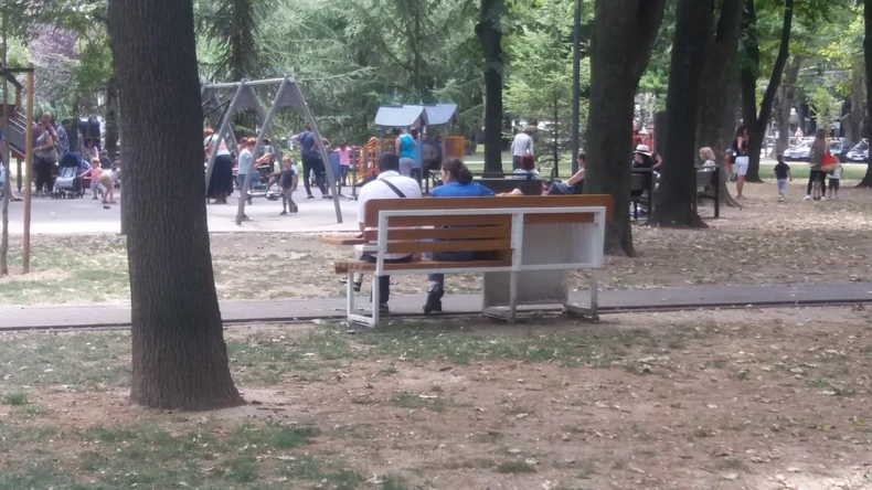 Par je odmorio na klupi, ali nikom nisu ni zauzimali mesto, jer nije bilo onih kojima je namenjena