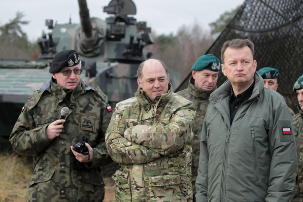 Minister obrony narodowej Mariusz Błaszczak (P), sekretarz obrony Wielkiej Brytanii Ben Wallace (C) oraz płk Piotr Fajkowski (L)