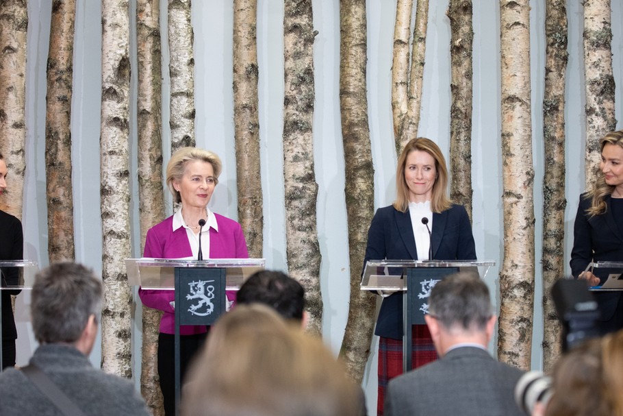 Konferencja prasowa czterech polityczek: przewodniczącej Komisji Europejskiej Ursuli von der Leyen, premierek Finlandii i Estonii Sanny Marin i Kaji Kallas oraz wicepremierki Szwecji Ebby Busch. 