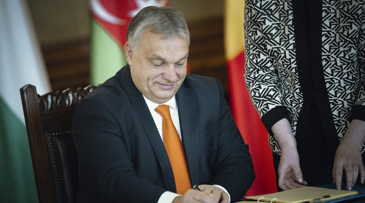 A képen: Orbán Viktor miniszterelnök aláírja az Azerbajdzsánból Georgián és Románián keresztül Magyarországra áramot szállító villamosenergia-hálózatról szóló szerződést Bukarestben, a Cotroceni-palotában 2022. december 17-én / Fotó: MTI/Miniszterelnöki Sajtóiroda/Fischer Zoltán