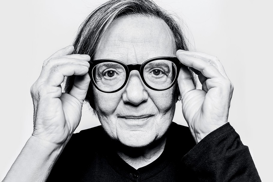 Agnieszka Holland, reżyserka, scenarzystka, przewodnicząca Europejskiej Akademii Filmowej. Trzykrotnie nominowana od Oscara,  m.in. za film „W ciemności”.  W jej filmach grali m.in. Leonardo DiCaprio, Ed Harris, Jennifer Jason Leigh, Christopher Lambert.  Najnowszy film „Zielona granica”, o kryzysie humanitarnym na granicy polsko-białoruskiej z Mają Ostaszewską w roli głównej, został zakwalifikowany do konkursu głównego 80. Międzynarodowego Festiwalu Filmowego w Wenecji. W Polsce w kinach od 22 września.