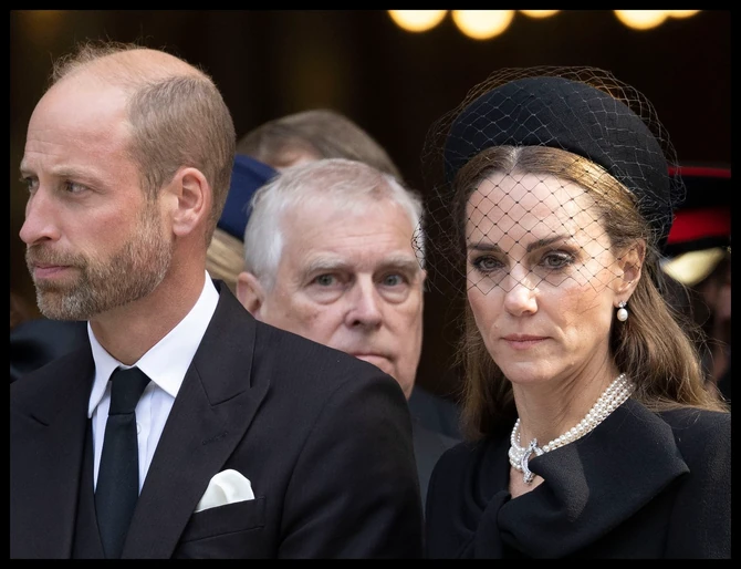 Princ Vilijam i Kejt Midlton, iza njih je bivši princ 