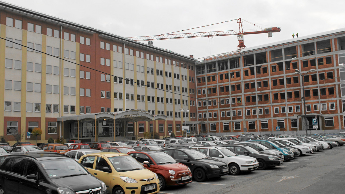 Trwa rozbudowa biurowca Narodowego Funduszu Zdrowia w Katowicach. Obecnie budynek nie posiada wystarczającej powierzchni potrzebnej do pełnionej funkcji.