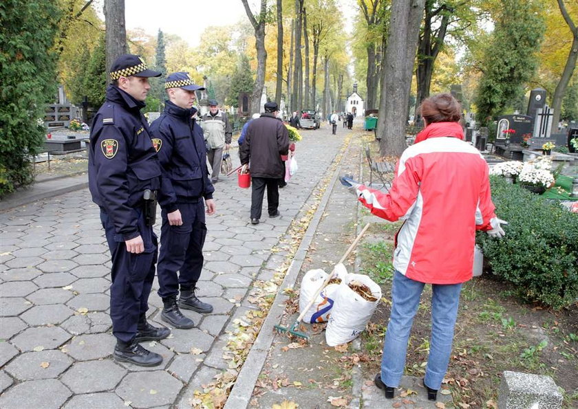 Strażnicy przegonią złodziei z cmentarzy