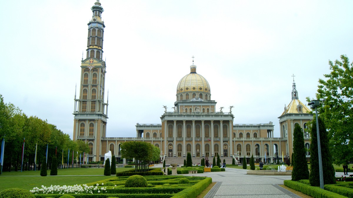 W bazylice w Licheniu Starym sukcesywnie mają być usuwane miejsca lub obiekty zawierające wizerunek byłego kustosza sanktuarium Matki Bożej Licheńskiej. Historia dotycząca kapłana została przedstawiona w filmie dokumentalnym braci Sekielskich "Tylko nie mów nikomu".