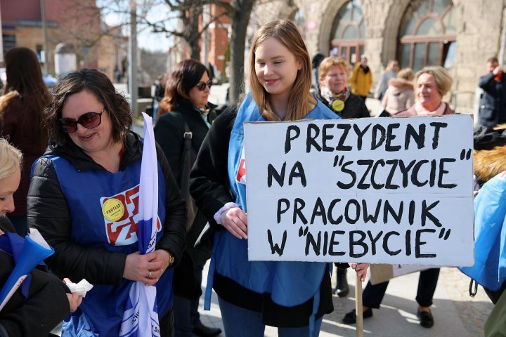 Kolejny protest urzędników w Olsztynie: ‘’Chcemy, aby prezydent nas zauważył’’ [ZDJĘCIA]