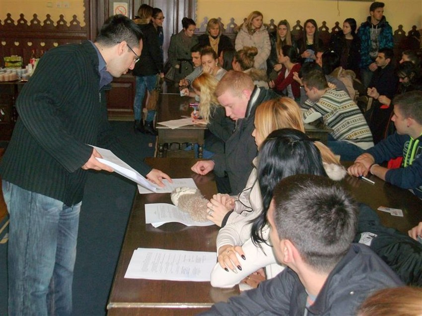 Opština Apatin dodeljuje stipendije od 7.000 dinara: Potpisivanje ugovora