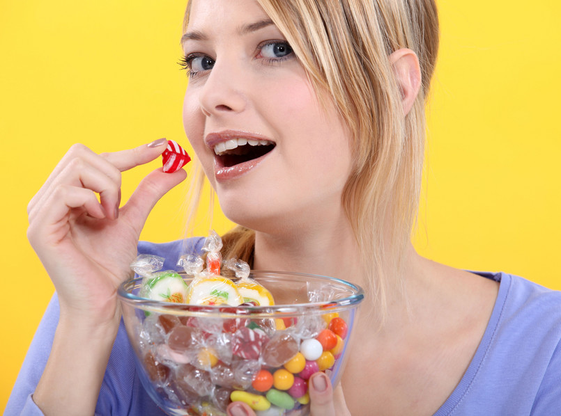Ostatnio naukowcy przestrzegają przed zajadaniem się słodkościami nie tylko z powodu zagrożenia otyłością czy cukrzycą, ale również zauważają, że nadmiar cukru w diecie przyczynia się do przedwczesnego starzenia