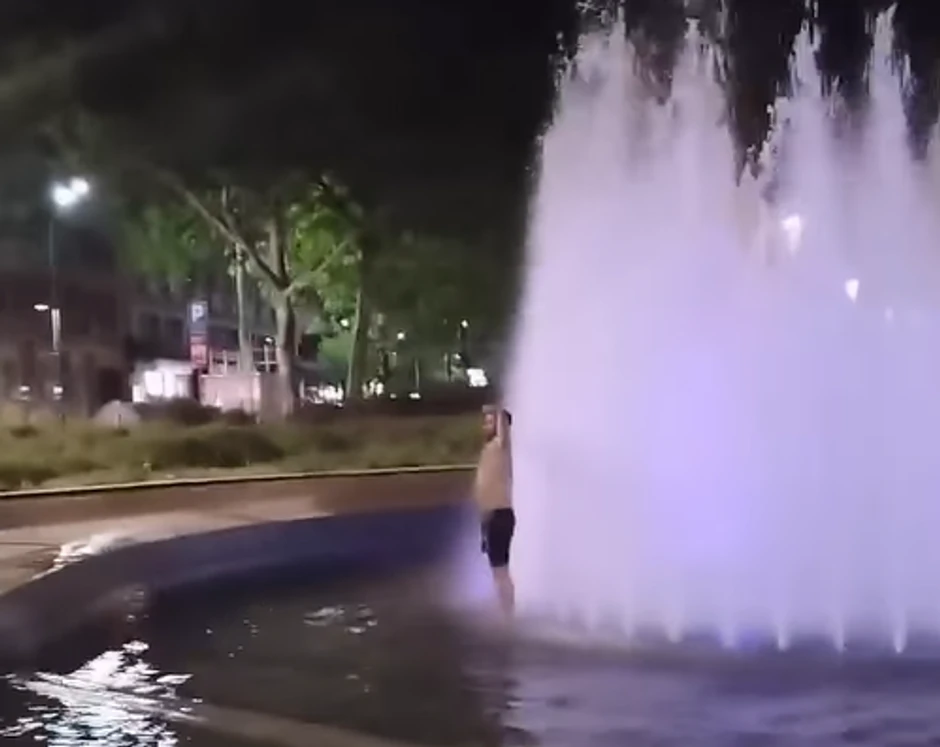 Momci poziraju u fontani na Trgu Nikole Pašića