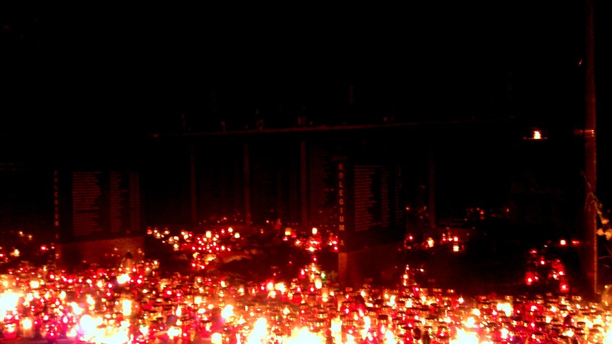 Pocznica wybuchu Powstania Warszawskiego - warszawskie Powązki