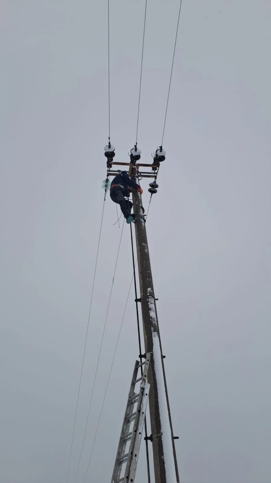 Monteri popravljaju dalekovode