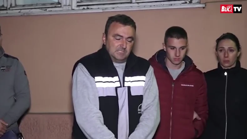 Porodica Mitrović ispred policijske stanice u Staroj Pazovi