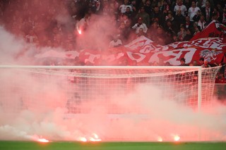 Co grozi za wniesienie racy na stadion podczas meczu piłki nożnej? Kary są surowe