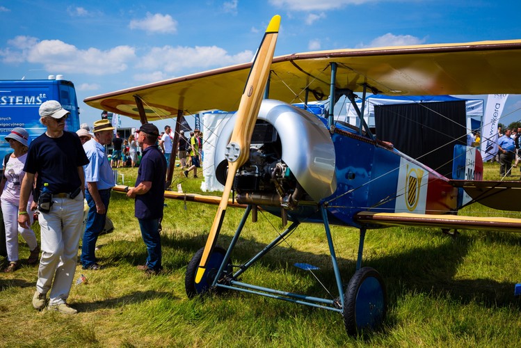 Publiczność podczas pokazów. Na poznańskim lotnisku Ławica odbywają się pokazy lotnicze Aerofestival 2015. (jk/cat) PAP/Marek Zakrzewski