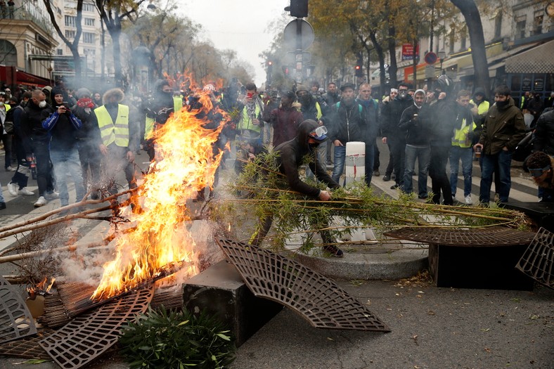 Zdjęcie z protestu w Paryżu 