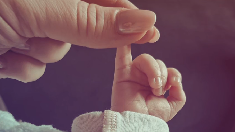 Hofierkovci si užívajú prvé týždne so synčekom Rudkom, vzali ho už prvýkrát aj von na prechádzku. archív @hofierkovci