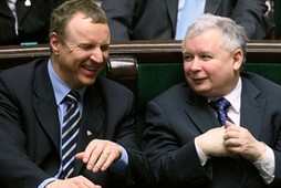 Jacek Kurski i Jarosław Kaczyński w Sejmie. Zdjęcie z 2008 r.