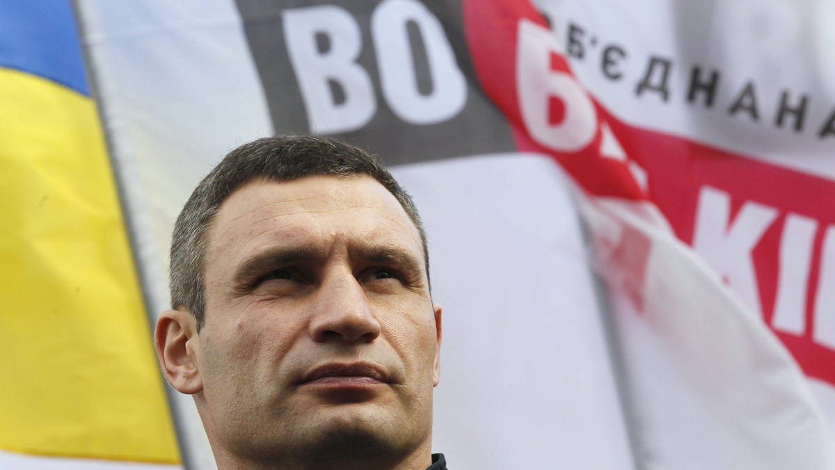 Ukraińska partia opozycyjna UDAR (Cios) znanego boksera Witalija Kliczki zaapelowała w piątek do Zachodu o objęcie sankcjami osób odpowiedzialnych za fałszerstwa podczas wyborów parlamentarnych na Ukrainie.