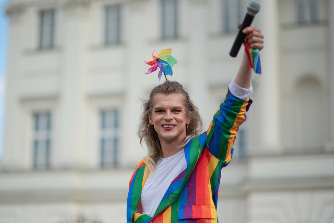 Maciej "Gąsiu" Gośniowski na pikiecie w Dniu Przeciw Homofobii, Transfobii i Bifobii (Warszawa, 2021) 