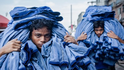 Bangladesz. Chłopcy niosą gotowe ubrania.jpg