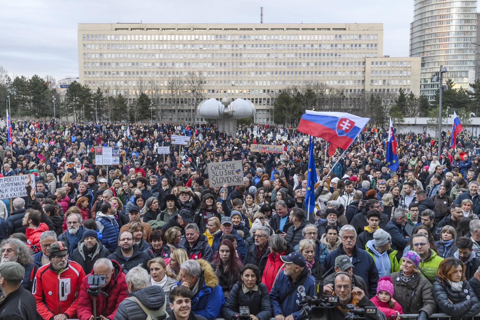 Protestujúci počas zhromaždenia iniciatívy Za slušné Slovensko na 6. výročie vraždy Jána Kuciaka a Martiny Kušnírovej v Bratislave.