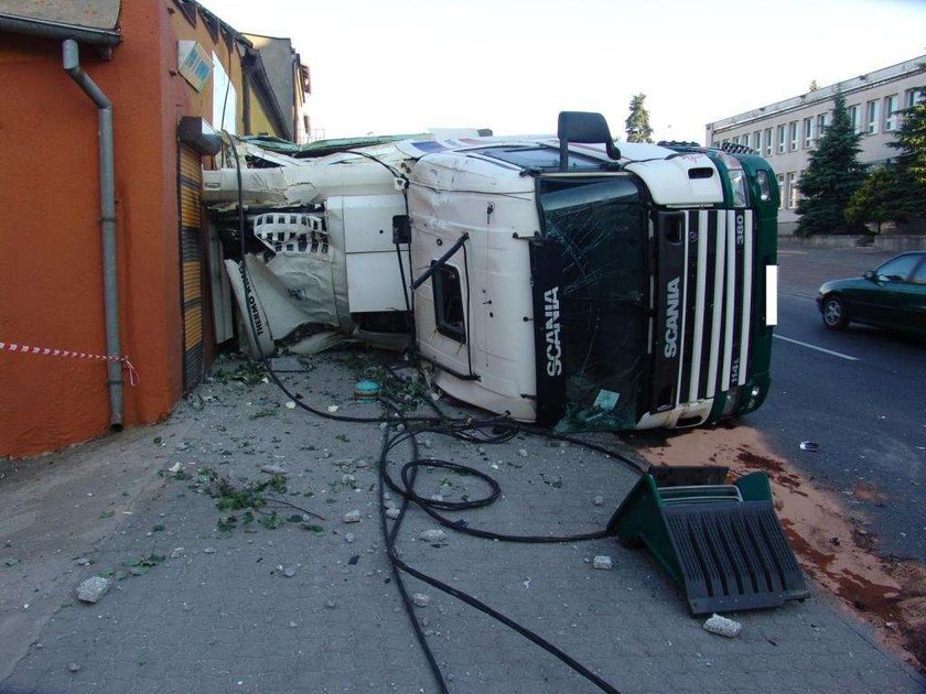 Wypadek ciężarówki ze świńskim mięsem! FOTO