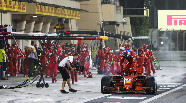 Nagy káosz volt a baleset után a Ferrari bokszban /Fotó: AFP