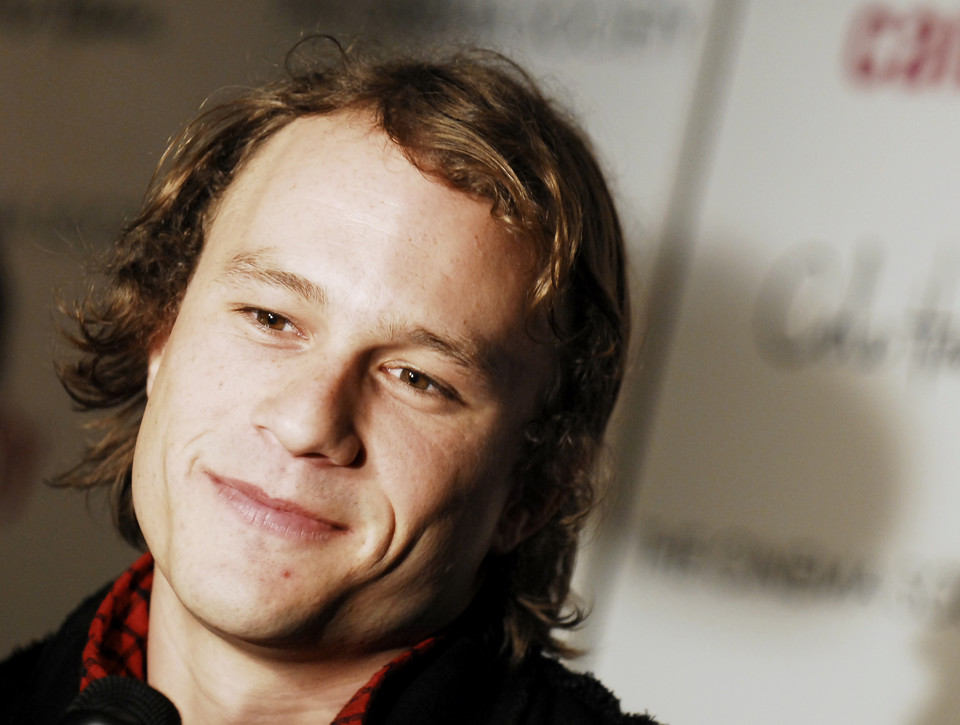 22 stycznia 2008 r. Heath Ledger został znaleziony w pokoju hotelowym. Aktor, który grał w takich filmach jak "Patriota", "Tajemnica Brokeback Mountain" oraz "Mroczny Rycerz", miał zażyć śmiertelną kombinację bardzo silnych leków - w tym na bazie opioidów. 