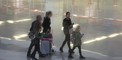Sara Boruc przechadza się z dziećmi na lotnisku