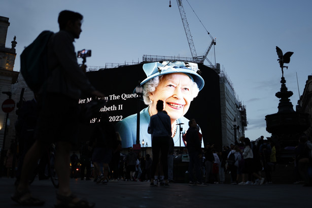 Ekran w Londynie z wizerunkiem zmarłej królowej Elżbiety II
