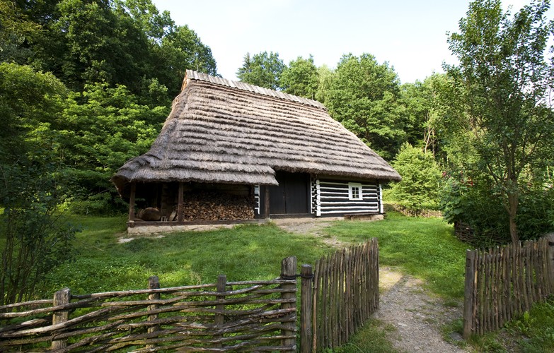 <b>Województwo Podkarpackie: Sanok </b><br />  Na zdjęciu widok na zabytkowy skansen w Sanoku