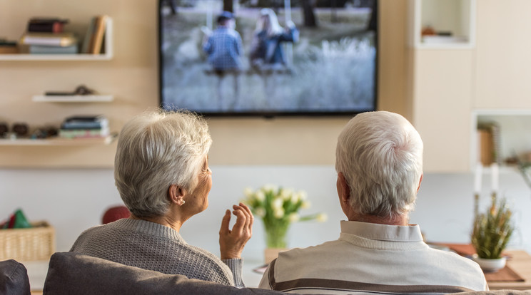 A magyarok átlagosan 5 óra 12 percet tévéznek naponta, ebből a legtöbb időt az 50 év felettiek töltik a tv előtt, átlagosan 7 óra 11 percet. / Fotó: Getty Images