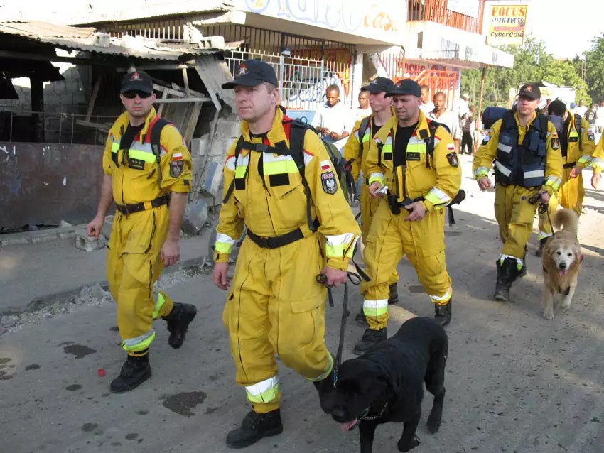 Polscy strażacy na Haiti, po trzęsieniu ziemi w 2010 r. Grupa HUSAR Poland składała się z 54 strażaków z Komend Miejskich Państwowej Straży Pożarnej w Nowym Sączu, Łodzi, Warszawie, Gdańsku i Poznaniu. Strażakom z Polski towarzyszyło 10 psów, które pomagały szukać w gruzach zaginionych ludzi.