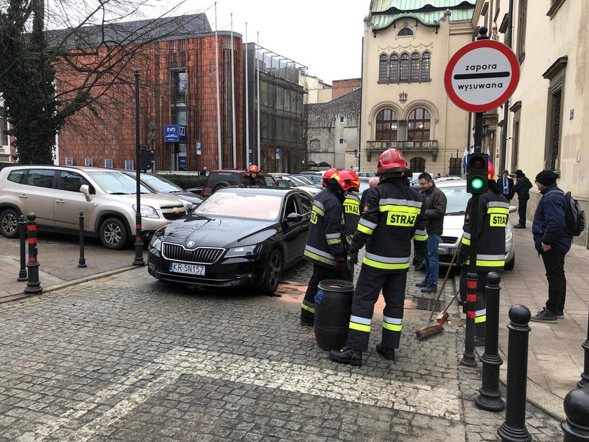 Wpadka wicemarszałka Zjednoczonej Prawicy. Służbowe auto rozbite pod urzędem