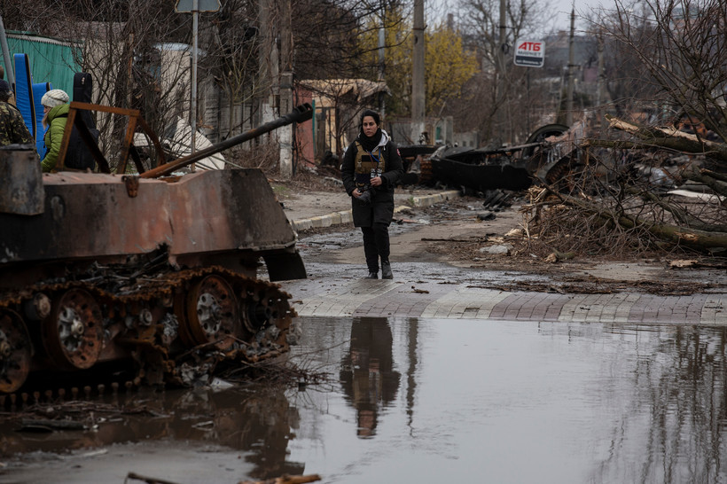 Zniszczenia w Buczy, zdjęcie wykonane tuż po tym, gdy do miasta wkroczyło ukraińskie wojsko