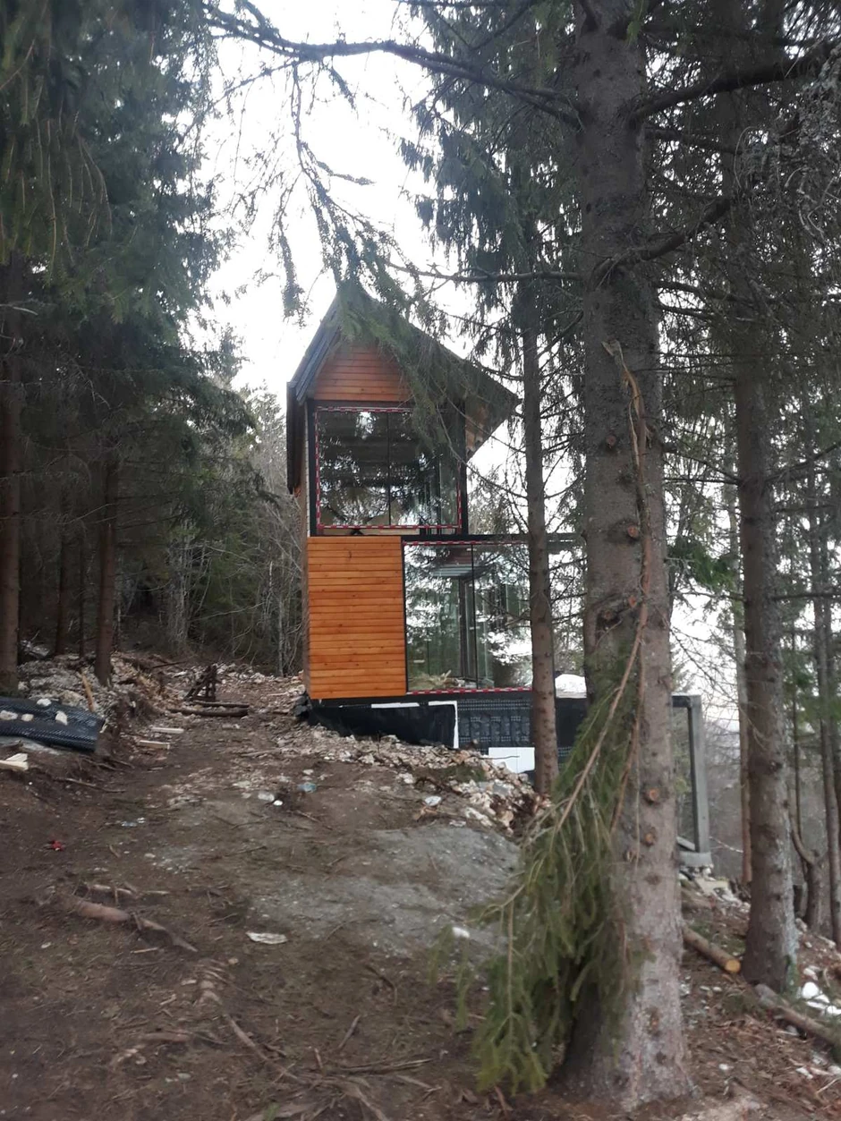 Jedan od nelalno napravljenih objekata na Tari