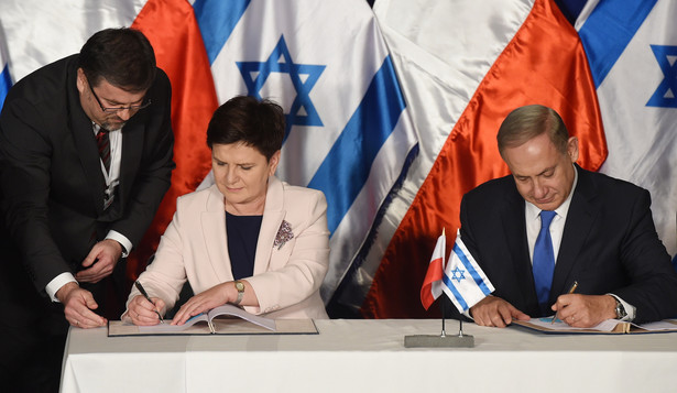 Premier Beata Szydło oraz premier Izraela Benjamin Netanjahu podpisują wspólną deklarację podczas polsko-izraelskich konsultacji międzyrządowych w Jerozolimie
