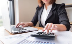 Ile zarabiają księgowi? Kobiety mniej niż mężczyźni, mimo większego doświadczenia
