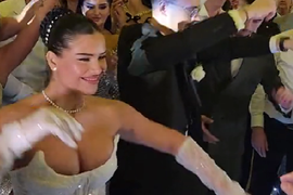 Snimak MLADE SA VENČANJA U PRIŠTINI srušio internet: Milioni su ZGROŽENI SKANDALOZNOM VENČANICOM - tvrde da je skoro gola u njoj, drugi kažu da je nestvarno lepa