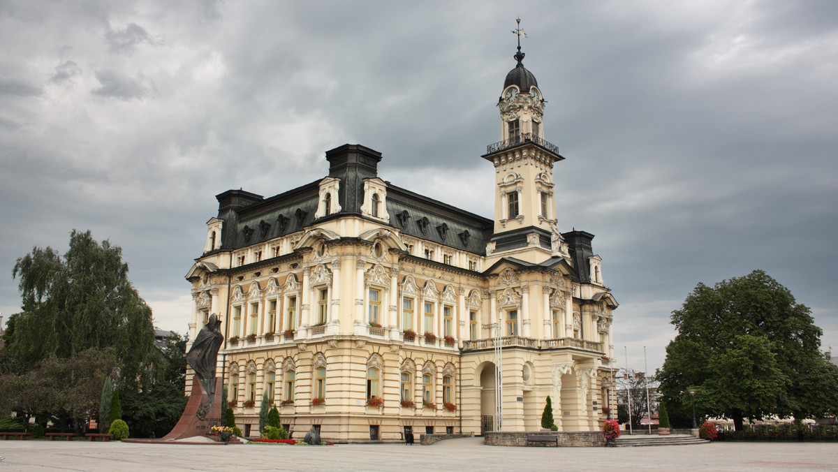 Muzeum Okręgowe w Nowym Sączu będzie mieć nową siedzibę w tzw. kamienicy Sieradzkich w centrum miasta. Środki na remont i adaptację obiektu zapisano w Małopolskim Planie Inwestycyjnym – poinformował dziś członek zarządu woj. małopolskiego Leszek Zegzda.