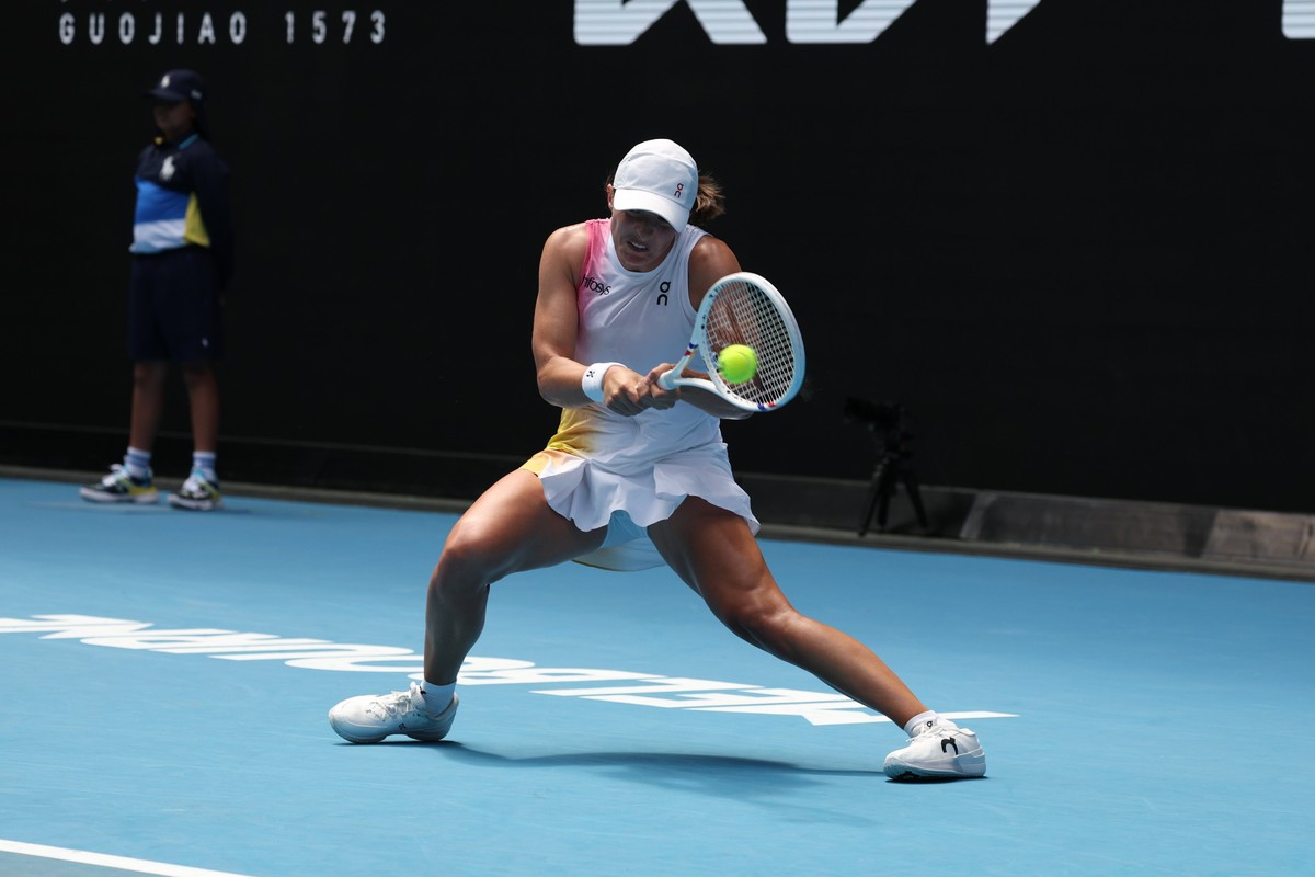 Iga Świątek w meczu z Czeszką Kateriną Siniakovą podczas 1. rundy wielkoszlemowego turnieju tenisowego Australian Open w Melbourne