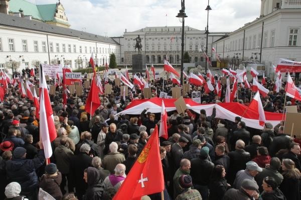 gal 10 kwietnia 12 tłumy pod pałacem prezydenckim