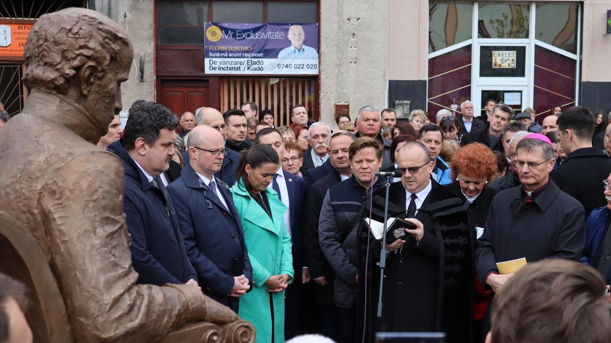 Megbírságolták a nagykárolyi polgármesteri hivatalt a Kölcsey-szobor  felirata miatt - Blikk