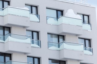 Nieodśnieżony balkon może Cię słono kosztować. Lepiej sprawdź obowiązujące przepisy