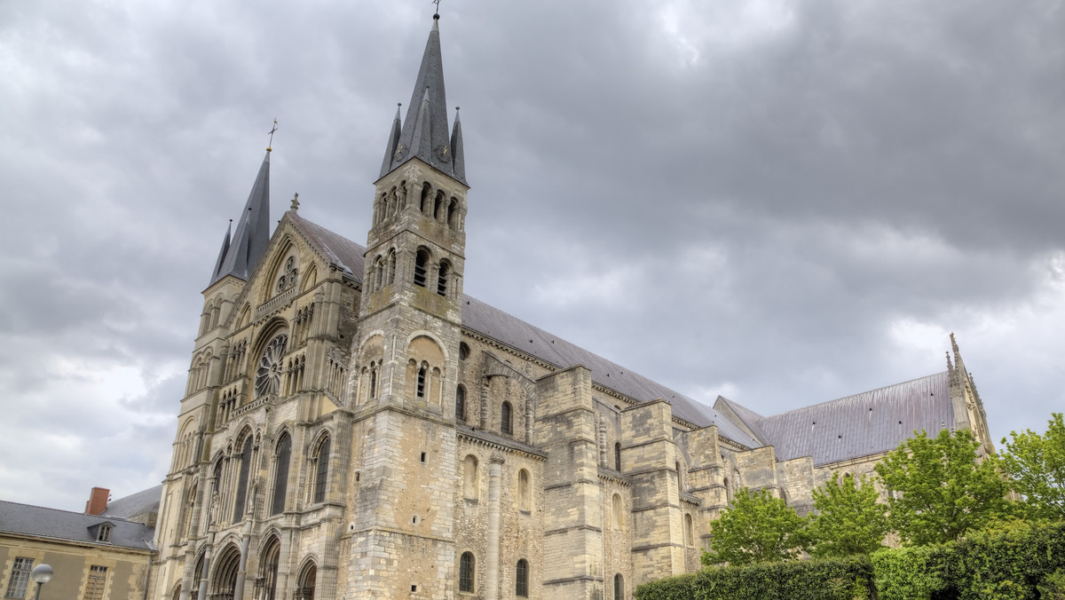 Katedra Notre-Dame w Reims powstała latach 1211-1300 w miejscu, w którym wcześniej znajdowała się wybudowana w 401 roku świątynia. Katedra Notre-Dame w Reims przypomina inną francuską katedrę pod wezwaniem Najświętszej Marii Panny – słynną, paryską Notre-Dame, ze względu na projekt architektoniczny.