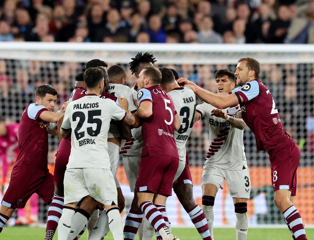 Przepychanki piłkarzy West Ham United i Bayeru Leverkusen