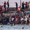 Migranti pokušavaju da pređu iz Maroka u špansku enklavu Seutu, Španija digla vojsku