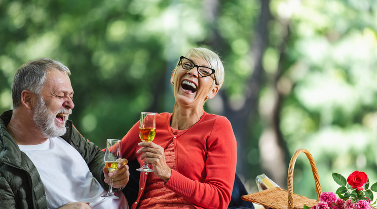 Idősebb korban már lassabban bontja le az alkoholt a máj és hajlamosabbak vagyunk a kiszáradásra is / Fotó: Shutterstock