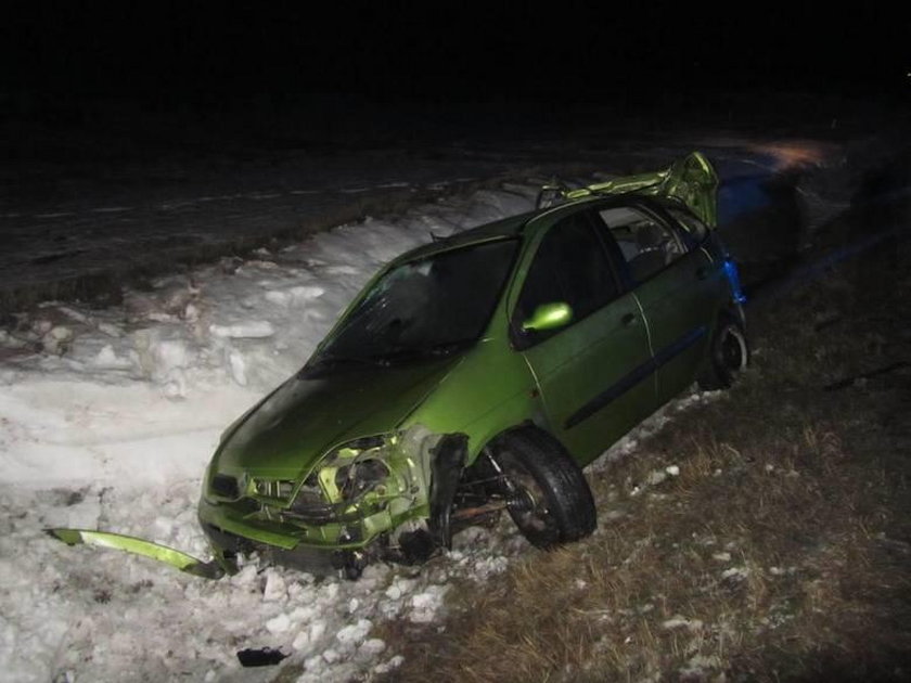 Makabryczny wypadek w Adamowie. Z samochodu wypadli pasażerowie